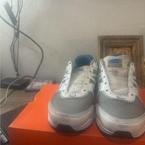 Women size 9 Nike shoe